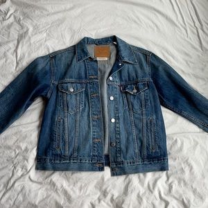 Medium wash Levi’s denim jacket